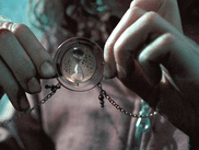 HARRY POTTER ET LE PRISONNIER D'AZKABAN, le troisième film de la saga, fait office de tournant pour les jeunes héros. Mis en scène par Alfonso Cuarón, cette troisième adaptation des romans prend un parti pris quasi horrifique en confrontant Harry, Ron et Hermione à de sombres épreuves. Focus sur un dispositif particulier du film : l'utilisation du Retourneur de temps.