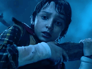 À moins de trois semaines du lancement de la cinquième et ultime saison de STRANGER THINGS, Netflix (disponible avec CANAL+) a décidé de faire plaisir aux fans en dévoilant les cinq premières minutes de la dernière saison. Et elle montre une scène pivot, que beaucoup attendaient : la première rencontre de Will avec Vecna.