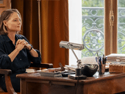 On n’avait jamais vue la grande actrice américaine dans un rôle pareil, qui plus est joué en français… Dans le nouveau film de Rebecca Zlotowski, la psy incarnée par Jodie Foster s’improvise détective après la mort d’une patiente