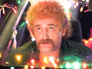 Depuis 2011, la famille Tuche incarne une partie de la comédie populaire française. Quatre films ont déjà raconté leurs aventures improbables, entre victoire à la loterie, rêves américains et séjour à l’Élysée. Sorti en décembre 2021, LES TUCHE 4 replongeait Jeff, Cathy et les enfants à Bouzolles pour un Noël mouvementé. Et sa suite GOD SAVE THE TUCHE, les envoient au Royaume-Uni.