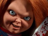 De simple jouet possédé dans les années 1980 à symbole queer assumré dans la série actuelle, le personnage de Chucky a connu une métamorphose fascinante. Retour sur l’évolution du tueur en plastique le plus célèbre du cinéma d’horreur.