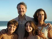 Avec JE SUIS TOUJOURS LÀ, Walter Salles revient sur un pan traumatique de l'histoire brésilienne à travers le prisme d'une famille. Le réalisateur, habituellement associé aux récits de route, signe ici une œuvre plus resserrée, centrée sur la mémoire, l'absence et la résistance personnelle.