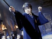 Sorti en 2002, HARRY POTTER ET LA CHAMBRE DES SECRETS prolonge la magie de la découverte de Poudlard entamée avec le premier film, tout en opérant un premier virage un peu plus sombre, qui se poursuivra ensuite. Mais saviez-vous qu’une scène post-générique était présente ? Il s’agit de la seule de toute la saga.