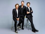 La Tournée du Trio ne ressemble à rien de ce que les spectateurs ont pu voir ces dernières années : Jérémy Ferrari, Arnaud Tsamère et Baptiste Lecaplain mêlent sketches écrits, improvisations déjantées et interactions avec le public pour créer un spectacle imprévisible et explosif. Trois salles, trois ambiances pour un rendez-vous unique — et c’est actuellement disponible sur CANAL+.