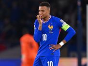 De nouveau décisif dans le succès des Bleus contre l’Ukraine (4-0), qui qualifie son équipe pour la Coupe du monde 2026, Kylian Mbappé en a profité pour inscrire un doublé et atteindre la barre des 400 buts en carrière. À seulement 26 ans, le capitaine des Bleus marque une nouvelle fois l’histoire, même s’il fait mine de ne pas y prêter attention.