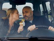 La sortie en salles de T'AS PAS CHANGÉ de Jérôme Commandeur remet savoureusement la comédie française au centre de l’attention. Pour célébrer ce nouveau film, rien de tel qu’une sélection de dix comédies qui ont marqué le public par leur humour, leur énergie et leur sens du rythme. Voici de quoi prolonger le plaisir si vous avez encore envie de rire avant ou après votre séance !