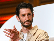Dans GOUROU, le nouveau thriller de Yann Gozlan en salle fin janvier 2026, Pierre Niney campe un coach de vie qui harangue les foules et se retrouve pris dans sa propre toile. Entouré d’une distribution prestigieuse, l’acteur a également pu compter sur des figurants en pleine transe pour composer ce personnage extrêmement complexe.