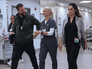Dans la saison 2 de THE PITT, le Dr Robby s'apprête à prendre un congé sabbatique de trois mois. Mais avant de partir, il doit cohabiter avec sa remplaçante, le Dr Baran Al-Hashimi, une médecin urgentiste adepte de l'intelligence artificielle. Entre tradition médicale et innovation technologique, la tension monte aux urgences du Pittsburgh Trauma Medical Center.