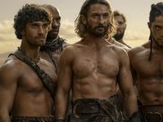 Bienvenue dans le monde fabuleux du péplum dans les séries ! Plongez directement dans l’Antiquité avec plein de muscles, d’épées qui brillent (et qui parfois coupent), de complots tordus, et de dialogues qui sentent la sueur, savoureux à souhait. Et devinez quoi ? Ce genre est une machine à histoires avec toujours les mêmes ingrédients : pouvoir, trahison, amour interdit. Le péplum, ça ne dort jamais vraiment et il revient en force grâce à des séries qui savent mélanger baston, passion, et même un peu d’humour. À l’occasion de la sortie de SPARTACUS : HOUSE OF ASHUR sur CINE+OCS, on vous fait la visite guidée des hits à voir absolument.