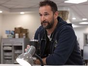 Avant même la diffusion de sa saison 2, THE PITT décroche son renouvellement pour une saison 3. La confiance accordée par HBO MAX à Noah Wyle et à la série, qui mêle tension quasi documentaire sur un service des urgences, promet un regard encore plus acéré sur le système de santé américain.