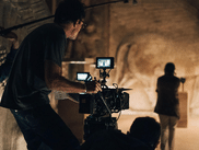 Très attendue, cette réinterprétation du feuilleton des années 60 remet au goût du jour le mythe du fantôme du musée du Louvre. Une aventure entre fantastique, occultisme et archéologie.