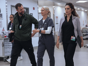 Dix mois après le shift le plus éprouvant de leur carrière, l'équipe du Pittsburgh Trauma Medical Center se retrouve pendant le week-end du 4 juillet. Si la majorité des visages familiers seront de retour, THE PITT saison 2 réserve quelques surprises côté casting, entre départs inattendus et arrivées prometteuses. Tour d'horizon des changements qui attendent les spectateurs.