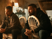 Après AIR et THE LAST DUEL, Matt Damon et Ben Affleck remettent le couvert dans un thriller policier haletant signé Joe Carnahan. Inspiré de faits réels, THE RIP débarque ce 16 janvier sur Netflix et promet d'être l'un des films événements du début d'année. Entre trahisons, argent sale et corruption, les deux icônes d'Hollywood sont prêtes à en découdre.