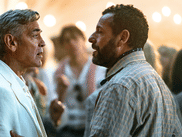 Dans JAY KELLY, le nouveau film de Noah Baumbach disponible sur Netflix ce vendredi 5 décembre, les deux acteurs  - tous deux nommés aux Golden Globes 2026 - incarnent une star glamour et son manager terre à terre. Un duo bien peaufiné qu’ils mettent en scène avec humour pendant leur tournée promotionnelle.