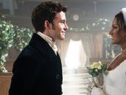 Dans LA CHRONIQUE DES BRIDGERTON, le couple formé par Kate Sharma et Anthony Bridgerton a marqué un tournant majeur de la série Netflix. Entre tension romantique, affrontement des caractères et passion contrariée, le duo surnommé « Kanthony » a conquis les fans. Retour sur une histoire d’amour devenue emblématique.