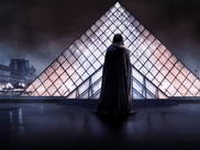 Entre occultisme et archéologie, la figure du démon Belphégor revient dans la nouvelle série de HBO Max. Soixante ans après le feuilleton en noir et blanc, le mystère s’éclaircit un peu.