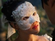 Avec sa saison 4, LA CHRONIQUE DES BRIDGERTON s’apprête à ouvrir un nouveau chapitre de sa saga sentimentale. Après une saison 3 marquée par les révélations autour de Penelope et Colin, la série Netflix continue d’explorer les tourments du cœur et les fractures sociales de l’aristocratie londonienne. Alors, à qui le tour de se marier et que faut-il attendre de cette saison 4 ?