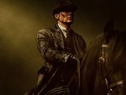 Alors que l’univers de PEAKY BLINDERS semblait refermé avec la saison 6, voilà que son retour grandiose s’annonce — et oui, avec Murphy. Le film PEAKY BLINDERS : L'IMMORTEL prolongera les aventures du clan Shelby, dans un contexte historique inédit et avec une sortie en deux temps.
