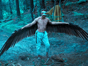 Le film de science-fiction français LE RÈGNE ANIMAL de Thomas Cailley présente un monde rempli de créatures hybrides mi-humaines mi-animales. L'une des plus impressionnantes est Fix, l'homme-oiseau, incarné par le comédien Tom Mercier. Découvrez comment il a été créé.