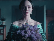 Deux ans seulement après NOSFERATU, l’actrice franco-états-unienne retrouve Robert Eggers pour le tournage de WERWULF, dont les premières images sont pour le moins… inquiétantes.