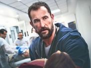 Dans l'univers déjà saturé de séries médicales, THE PITT a réussi un petit coup de force : revenir à l’urgence brute, sans glamour ni pathos. Portée par Noah Wyle, vétéran du genre, la série de HBO Max a misé sur un dispositif radical — le temps réel — et un regard frontal sur l’hôpital public américain. Une proposition exigeante et suffisamment remarquée pour valoir un renouvellement en saison 2. Voici tout ce qu'on sait.