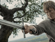 A KNIGHT OF THE SEVEN KINGDOMS, le nouveau prequel de GAME OF THRONES, fait la part belle à des personnages que nous n’avions encore jamais croisés dans l’univers du Trône de Fer. L’occasion aussi de découvrir de nouveaux comédiens, et tout particulièrement Peter Claffey, qui séduit dans le rôle principal.