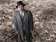 L’AFFAIRE BOJARSKI n’est pas une fiction, elle est bien réelle ! Mais qui est l’homme derrière les faux billets allant de 100 à 5 000 francs ? Un ingénieur devenu le meilleur faux-monnayeur de l’Histoire et traqué par la police pendant plus d’une décennie !