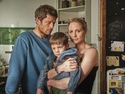 Que se passe-t-il quand on découvre que l'enfant qu'on élève depuis trois ans n'est pas le sien biologiquement ? PLAYING NICE explore ce dilemme à travers l'escalade d'un conflit parental qui bascule progressivement dans la manipulation et la défiance.