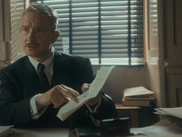 Pour percer le secret des mystérieux sept cadrans, les personnages de la nouvelle série Netflix adaptée d’un roman d’Agatha Christie pourront bien évidemment compter sur l’aide d’un détective… Mais surprise, il ne s’agit ni de Hercule Poirot, ni de Miss Marple.