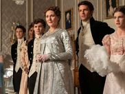 Après avoir consacré sa saison 3 à Colin et Penelope, LA CHRONIQUE DES BRIDGERTON poursuit son exploration méthodique de la fratrie imaginée par Julia Quinn. Netflix a officiellement confirmé une saison 4 avec un changement de couple central et une intrigue annoncée comme plus intime, mais toujours aussi mondaine.