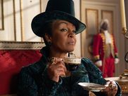 Dans LA CHRONIQUE DES BRIDGERTON, Lady Danbury n’est jamais un simple personnage de décor. Élégante, redoutablement lucide, elle observe la bonne société londonienne avec un humour discret et une intelligence affûtée. Amie fidèle et entremetteuse avisée, elle accompagne la famille Bridgerton au fil des saisons, influençant les destins sans jamais s’imposer frontalement.