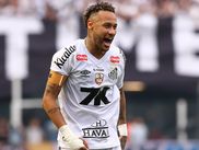 Bien que diminué par une blessure au ménisque, Neymar a rempli son objectif : son club de Santos a obtenu ce week-end son maintien en Série A brésilienne. Le milieu offensif est désormais tourné vers la prochaine Coupe du monde mais il devra d’abord se faire opérer. Un nouveau défi de taille pour l’ancienne star du PSG.