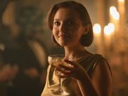 Avec LES SEPT CADRANS D’AGATHA CHRISTIE, Netflix adapte pour la première fois un roman moins connu de la reine du crime. Tirée de The Seven Dials Mystery (1929), cette mini-série transpose à l’écran une intrigue de société typiquement christienne, entre huis clos mondain, faux-semblants et mécanique du soupçon, dans une reconstitution fidèle de l’Angleterre des années 1920.