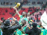 Remportée par le Sénégal au bout de la prolongation (1-0), la finale de la 35e Coupe d’Afrique des Nations a connu des incidents sans précédent. Un but refusé aux Sénégalais, puis un penalty litigieux accordé aux Marocains ont provoqué la colère des Lions de la Terenga. Retour sur 20 minutes d’une immense confusion qui restera dans les annales du football.