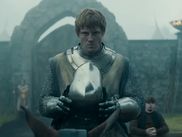 Après HOUSE OF THE DRAGON, HBO Max poursuit l’expansion de l’univers de GAME OF THRONES avec A KNIGHT OF THE SEVEN KINGDOMS. Cette nouvelle série préquelle change volontairement d’échelle : moins de dragons, moins de guerres totales, et un récit recentré sur l’errance, la chevalerie et les tensions sociales d’un Westeros encore instable.