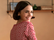 Moins d’un mois après l’arrivée de la saison 5 d’EMILY IN PARIS, Netflix a renouvelé le show pour une saison 6. Et dans la vidéo teaser de l’annonce, il n’y a plus de doute : Emily est bel et bien de retour au bercail.