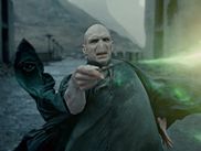 HARRY POTTER ET LES RELIQUES DE LA MORT - PARTIE 2 marque la fin de la saga au cinéma avec un affrontement entre Harry et Voldemort qui a marqué les fans. Pourquoi le jeune sorcier ne meurt pas après l’Avada Kedavra du mage noir dans la forêt interdite ?