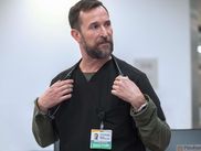 Vingt-six ans après avoir quitté URGENCES, Noah Wyle retrouve la blouse blanche dans THE PITT. Entre héritage assumé et renaissance personnelle, l'acteur de 54 ans incarne le Dr Robby avec une belle intensité. Retour sur le parcours d'un homme devenu, malgré lui, le médecin le plus célèbre de la télévision américaine.