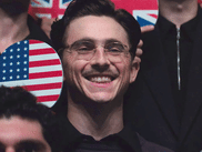 Sorti en fin d’année 2025 aux États-Unis et attendu en France le 18 février, MARTY SUPREME a déjà fait couler énormément d’encre, et de couleur orange, notamment dans le cadre (débordant) de la tournée promotionnelle liée au film, porté par un Timothée Chalamet très – trop ? – inspiré ?