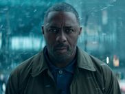 En troquant l’avion de sa première saison contre une rame de métro berlinois, HIJACK s’attaque frontalement à un sous-genre très codifié : le thriller qui prend place dans les transports en commun. Un terrain déjà balisé par le cinéma et, plus rarement, par les séries, et où tout repose sur un équilibre fragile entre vitesse, claustrophobie et gestion du temps. La saison 2 réussit-elle à s’inscrire dans cette tradition ? Si HIJACK ne réinvente pas totalement le genre, elle comprend parfaitement ce qui fait fonctionner ce type de récit.