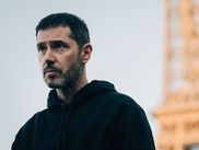 PRIVILÈGES, la série qui explose les codes du thriller français va secouer HBO Max dès le 27 mars 2026. Melvil Poupaud en directeur charismatique et Manon Bresch en ex-détenue montante à l’ascension impitoyable créent le duo choc au cœur d’un palace parisien qui devient un terrain de jeu impitoyable à la OZARK.