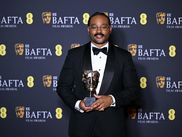 La cérémonie des BAFTA 2026 a offert une soirée riche en émotions et en séquences mémorables. Entre triomphes historiques, performances musicales et humour, retour sur les temps forts.