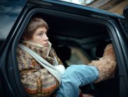 Adèle Exarchopoulos, la star de LA VIE D’ADÈLE et des films déjantés de Quentin Dupieux, se réinvente en youtubeuse masochiste dans L’ACCIDENT DE PIANO. Incarnant Magaloche, une influenceuse prête à tout – oui, même à risquer sa peau sous un piano suspendu – pour des millions de vues, elle livre une performance hilarante et glaçante. Découvrez comment cette actrice au sommet de la comédie noire transforme la douleur en buzz et nous fait rire… en nous mettant mal à l’aise !