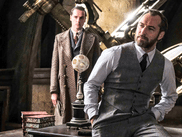 Dans LES ANIMAUX FANTASTIQUES 2 : LES CRIMES DE GRINDELWALD, l’univers des sorciers se rapproche encore un peu plus de celui de HARRY POTTER. Le film révèle enfin l’identité de Nagini et confirme une théorie de fans qui circulait depuis des années. Une information clé qui change notre regard sur le personnage bien avant sa rencontre avec Voldemort.