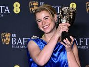 Golden Globe, Critics’ Choice Award, BAFTA, Actor Award et peut-être bientôt, Oscar… Jessie Buckley ne repart jamais les mains vides en cette saison de remises de prix. Son interprétation d’Agnes Shakespeare, épouse du célébrissime dramaturge, a mis d’accord tous les votants. Qui est cette actrice irlandaise qui a tapé dans l’œil d’Hollywood ?
