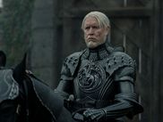 En complément de l’affrontement épique entre les forces de Ser Duncan Le Grand et celles d’Aerion Targaryen, l’épisode 5 de A KNIGHT OF THE SEVEN KINGDOMS renferme un flash-back avec des informations précieuses sur la famille Targaryen. Mais qui est donc ce fameux « dragon noir » ? On vous explique. ATTENTION ! SPOILERS.