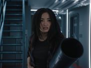 À la fin du premier épisode de la saison 2, Lee Shaw est enfin sauvé et, à la réaction de Keiko comme à la sienne, on comprend qu’ils connaissent déjà Titan X. De retour vers la base de Monarch, ils rapportent sans le savoir un passager clandestin que l’on découvre dès les premières secondes de l’épisode 2. Tandis que cette petite créature monstrueuse se terre dans les entrailles du navire, TITAN X surgit des profondeurs comme un cataclysme vivant, et MONARCH: LEGACY OF MONSTERS annonce une saison où la survie va désormais se jouer autant dans les couloirs d’un bateau que face à un Titan bioluminescent en pleine mer.