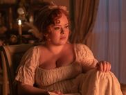 Personnage longtemps relégué à l’arrière-plan de LA CHRONIQUE DES BRIDGERTON, Penelope Featherington s’impose comme l’une des figures les plus complexes de la série. Derrière son apparente discrétion se cache Lady Whistledown, plume redoutée de la bonne société londonienne. Une double identité qui façonne son destin.