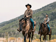 La série culte de Taylor Sheridan s’est achevée il y a près de deux ans, mais l’univers de YELLOWSTONE, lui, continue de s’étendre. Spin-off, sequels, prequels… Pas toujours facile de s’y retrouver dans tous les projets de séries dérivées. On refait le point sur tout ce que vous devez savoir avant de vous lancer.