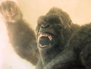 Vous n’avez pas le temps de binger la saison 1 ? Vous voulez être à la page ? Avant l’arrivée de la saison 2 de MONARCH : LEGACY OF MONSTERS ce 27 février, il est utile de se remettre en tête l’intrigue, les personnages clés et les enjeux laissés en suspens autour de Godzilla, de Monarch et de la Terre Creuse (Hollow Earth). Entre guerre de familles, secrets d’État et Titans géants, la saison 1 pose les bases d’un univers qui va encore s’ouvrir avec Skull Island et de nouvelles créatures dès les prochains épisodes. Attention, c’est plein de spoilers forcément.